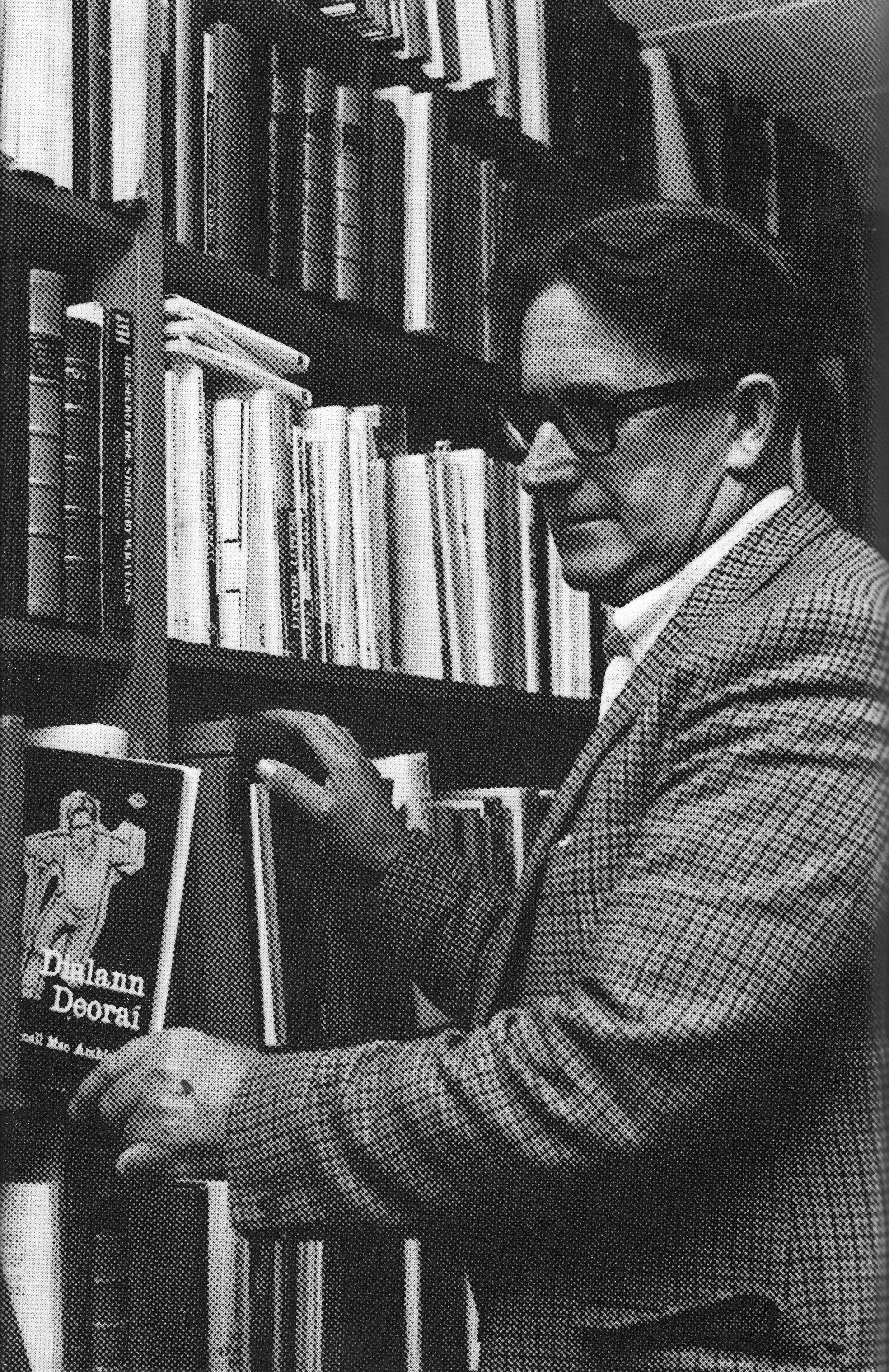 Mac Amhlaigh, as pictured on the cover of his book Schnitzer O'Shea